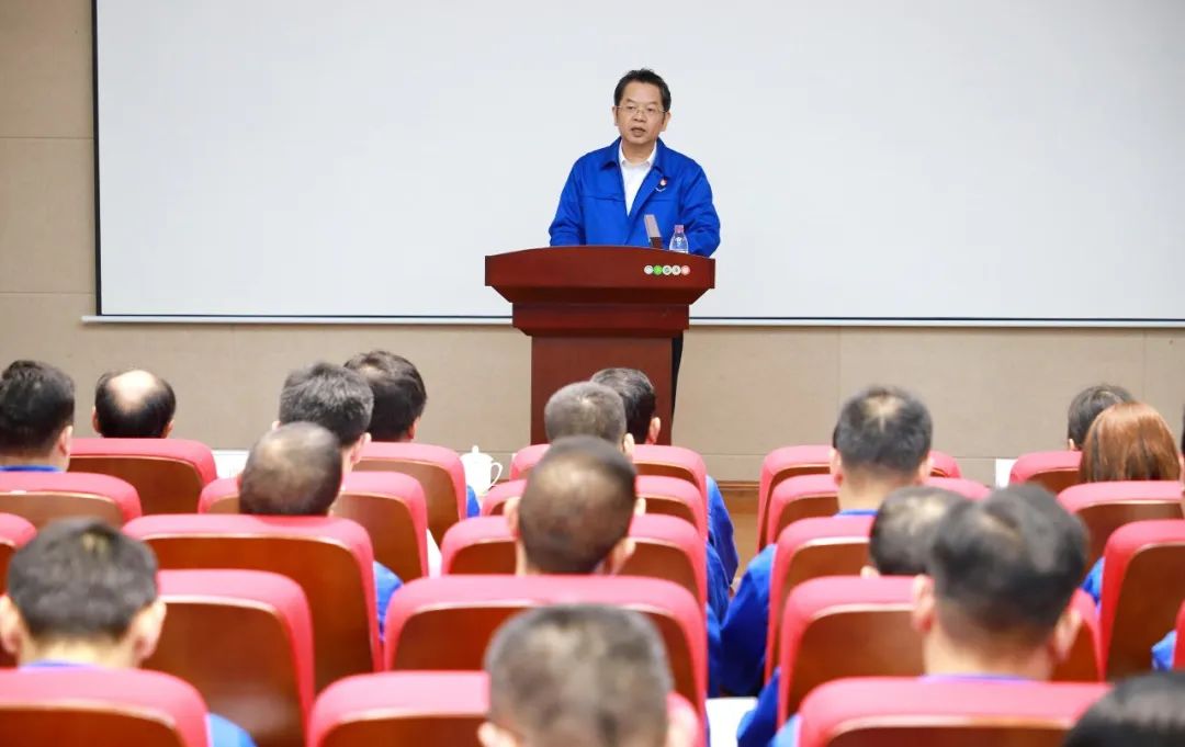 集团党委书记、董事长韦宏文作廉洁集体谈话.jpg